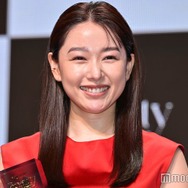 桜井日奈子、10年ロングヘアキープで「ヘア部門」受賞 真っ赤なスリット入りドレスから美脚も【Beauty of the year 2026】