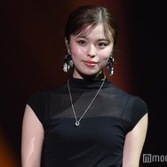 美人インフルエンサー、ミニワンピ×黒タイツで美脚際立つ「完璧なスタイル」「お人形さんみたい」と反響