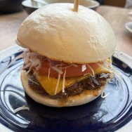 香港食べ歩き＆ちょっと立ち寄りカフェのおすすめは？ミシュラン・ビブグルマンのお豆腐から、アジアベスト女性シェフのハンバーガーまで！