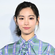 當真あみ、膝上スカートからスラリ美脚輝く リボン纏いフェミニンな装い【ディオール バンブーパビリオン】