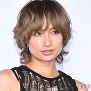 佐田真由美、コンプレックス克服 ショーパンブーツで美脚披露「脚が長くて美しい」「スタイル良すぎ」の声