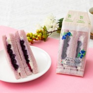 セブン、紫色のパンで挟む「ブルーベリーサンド」新登場 濃厚クリームチーズ×果実たっぷり