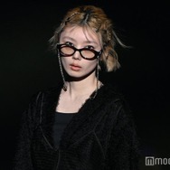 櫻坂46藤吉夏鈴、メガネチェーン・無造作ヘア…遊び心満載全身ブラックスタイリング【TGCあいち・なごや2026】