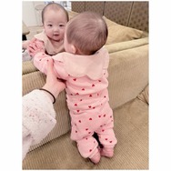 辻希美「鏡がお好き」自分を見つめる次女のキュートSHOTを公開