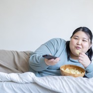 甘いものがやめられない…更年期の女性がやりがち！実は「避けたほうがいい食べ方」とは？【栄養専門医が解説】