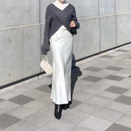 ユニクロの白タートルが名脇役。サテンスカートを冬から楽しむ大人のクリーンな着こなしテク【40代の毎日コーデ】