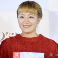 丸山桂里奈、長女3歳の誕生日を祝福 “頬キス”家族ショット公開「お家の飾り付けも豪華で可愛い」「成長を感じる」の声