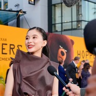 芳根京子「型破りなスタイル」ブラウンドレス姿 米ロサンゼルスのワールドプレミア初参加で涙止まらず【私がビーバーになる時】