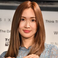 紗栄子、ミニスカのカジュアルコーデで美脚スラリ「可愛すぎる社長」「スタイルレベチ」の声