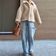 ショート丈コート×デニム。まだまだ寒い日に映える、明るめ配色のあったかコーデ【40代の毎日コーデ】