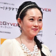 浅香唯「サングラスに写りこんでしまった旦那と娘」ユニークな家族ディズニーショット公開「2人とも可愛い」「旦那さんもちゃんと被り物被ってる」の声