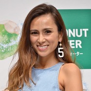 MALIA.、ドバイでの親子ショットが話題「合わせ鏡のようにそっくり」「2人の美しさに見惚れる」