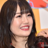 “可愛すぎる新喜劇女優”小寺真理、ミニ丈プリーツスカートから美脚際立つ「スタイル抜群」「脚に目がいく」