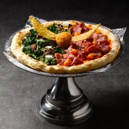 クィディッチピザ ～グリフィンドール VS スリザリン～：¥2,800（税込）／「ホグワーツからの招待状」限定メニュー