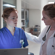 『ナースコール』© 2025 Zodiac Pictures Ltd / MMC Zodiac GmbH