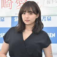 篠崎愛、美脚際立つ膝上丈スーツ姿公開「綺麗すぎる」「絵になる」の声