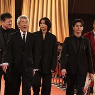 横浜流星らシックなスーツ姿で堂々闊歩 SixTONES松村北斗＆佐藤二朗は和やかに談笑【第49回日本アカデミー賞】
