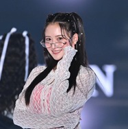 乃木坂46金川紗耶、メガネ×ハーフツインで雰囲気ガラリ 無邪気な笑顔で魅了【TGC2026 S/S】