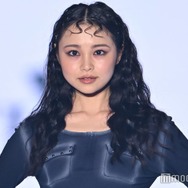 林芽亜里、美脚際立つミニ丈ボトムス身にまとい堂々ランウェイ 印象ガラリのウェービーヘアで新境地【TGC2026 S/S】