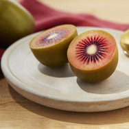 医師・石原新菜先生も「美肌・花粉症・老化ケア」で太鼓判！希少な赤いキウイが今年はスーパーで「手に入りやすくなった」理由とは