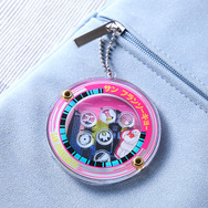 フレークアクリルキーホルダー 価格／2,290円（税込）© Disney