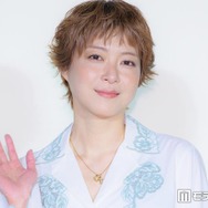 上野樹里、オン眉ショート×ハイトーンで雰囲気ガラリ ほっそり美脚も披露