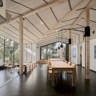スタバ、東京・谷中の新店舗「カフェ & アートギャラリー」自然と吹き抜けが心地よい木造建築