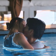 元AKB48・永尾まりや、イケメン俳優とプールで音漏れディープキス ABEMA恋リア「ラブキン2」過激シーン連続