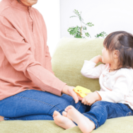 クッキーを落として泣きそうな4歳孫　それを見た70代祖母が台所から戻ると⇒まさかの行動に孫が大喜び