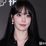 LE SSERAFIMサクラ、美脚際立つミニワンピ×ジャケットコーデ披露「おしゃれすぎる」「犬の散歩してるだけで絵になる」の声