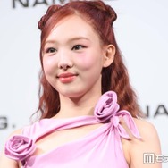 TWICEナヨン、透け感タイツ×ショーパンコーデで美脚チラリ「女神降臨」「スタイリング完璧」と絶賛の声