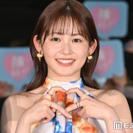 久間田琳加「一足先に春コーデ」ブラウス×ミニスカ姿でスラリ美脚輝く「桜に映えて綺麗」「まさに女神様」と反響