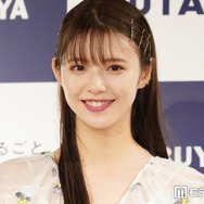 鈴木ゆうか、美脚全開のフリルミニパンツ姿に熱視線「シルエット最強」「透明感すごい」