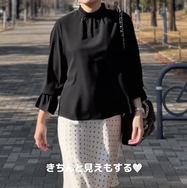 デイリーにもオケージョンにも映える黒のフリルブラウス。大人世代にちょうどいい甘すぎない着こなし【40代の毎日コーデ】