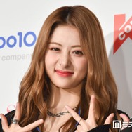 LE SSERAFIMユンジン、脚線美際立つタイトハーフパンツコーデ「膝下の長さがレベチ」「着こなせるのすごい」の声