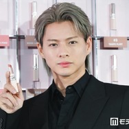 Number_i平野紫耀、華やかメイク＆黒スーツで魅力放出 新生活迎える人にメッセージも「素敵な世界が待っていると思う」【YSL LOVENUDE HOTEL】