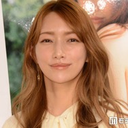 後藤真希、美脚透けるミニスカ＆黒タイツ姿「大人の色気」「脚綺麗すぎ」など反響