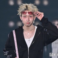 「今日好き」MON7A（もんた）、ジャージ×ピンク小物の平成ギャルファッションでランウェイ【関コレ2026S/S】