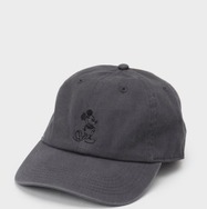 キャップ ￥5,940（tax in）　カラー：グレー/ブラック©Disney