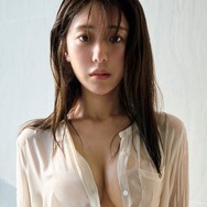 白戸ゆめの、“びしょ濡れ”衝撃カット公開 豊満美バスト溢れる