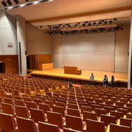 現役の東洋大生と一緒に大きな講堂などキャンパス内を探検