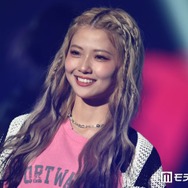 フォーエイト48あみか、膝上ミニドレスで美脚スラリ「小顔が際立ってる」「お姫様みたい」の声