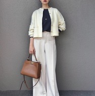 白系ワントーンの大人のパンツコーデ。品と大人感の秘訣はゴールドボタンのアクセント【40代の毎日コーデ】