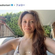 LA移住の人気モデル、鏡越しに際立つ美脚披露「アングルカッコよすぎ」「全てがおしゃれ」