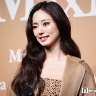 TWICEツウィ、美背中ざっくり個性的デザイントップス姿「圧倒的オーラ」「服どうなってるの？」と反響