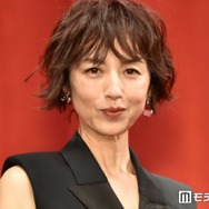 高岡早紀「娘と商店街をぶらぶら」街角プラべショットに絶賛の声「映画のワンシーンかと」「オーラがすごい」