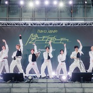 Travis Japan、歌舞伎町降臨＆強風切り裂く圧巻パフォーマンス 7人初CDシングルのリリイベで新曲含む5曲披露【陰ニモ日向ニモ】