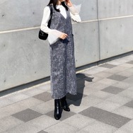 一枚でこなれる。ツイード素材のジャンパースカートを主役にした春のきれいめモノトーン【40代の毎日コーデ】