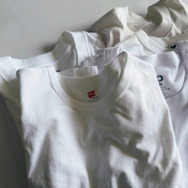 なぜ今、あえて“白T”なのか。究極の普通がカルチャーになる理由