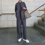 忙しい朝に頼れるセットアップ。ほどよいカジュアル感の秘訣はインに着たロゴＴ【40代の毎日コーデ】